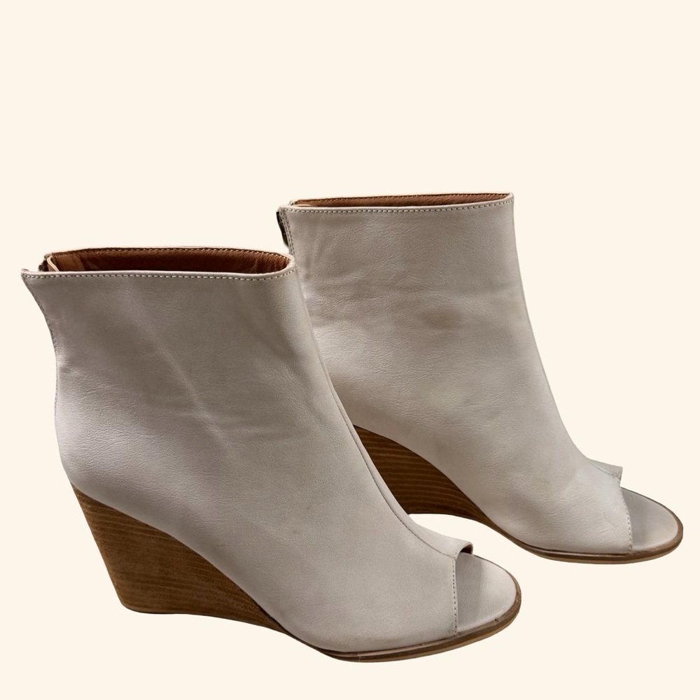 BEAST FASHION Women size 8
Cream Wedge Peep Toe leather Booties
LIKE NEW